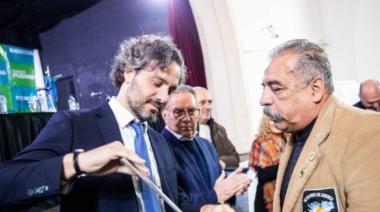 Cafiero entregó mapas bicontinentales en Ituzaingó junto al intendente Descalzo: “Cuando uno discute soberanía, discute Malvinas”