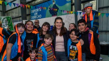 Mariel Fernández entregó materiales de carnaval a 30 murgas de Moreno