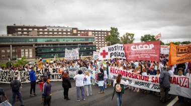 Profesionales del Hospital Posadas convocaron a una marcha en reclamo de los despidos