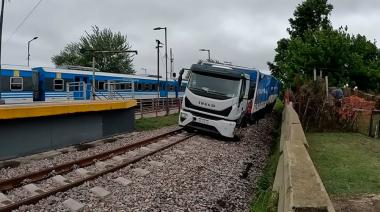 Removieron el camión que había quedado atascado en las vías del Belgrano Sur