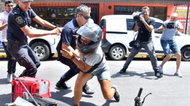 Incidentes entre manifestantes y policías en un reclamo por el crimen del delivery en Moreno