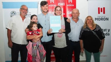 Lucas Ghi entregó escrituras para familias de Morón