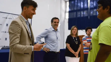 Ghi entregó anteojos a estudiantes de la UTN Haedo