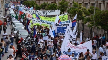 Estatales, judiciales, médicos y docentes bonaerenses se movilizan "en defensa de los trabajadores"