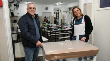 Morón entregó equipamiento a 40 escuelas públicas