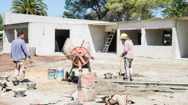 En Del Viso, Achával recorrió la construcción de la secundaria 36 de Villa del Carmen