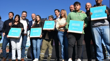 Insaurralde, Wado de Pedro y Menéndez entregaron computadoras en Merlo