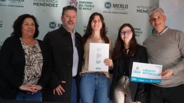 Menéndez y Batakis entregaron créditos a familias de Merlo