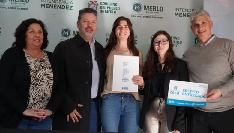 Menéndez y Batakis entregaron créditos a familias de Merlo