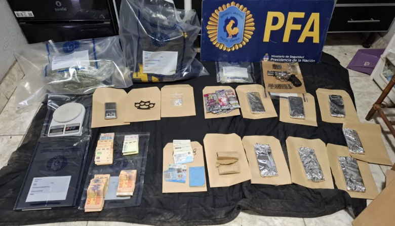Desarticularon una banda narco que se disfrazaba de policías para vender pasta base y cocaína
