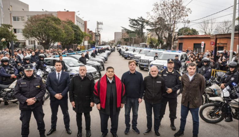 Mario Ishii encabezó la entrega de 40 nuevos móviles policiales