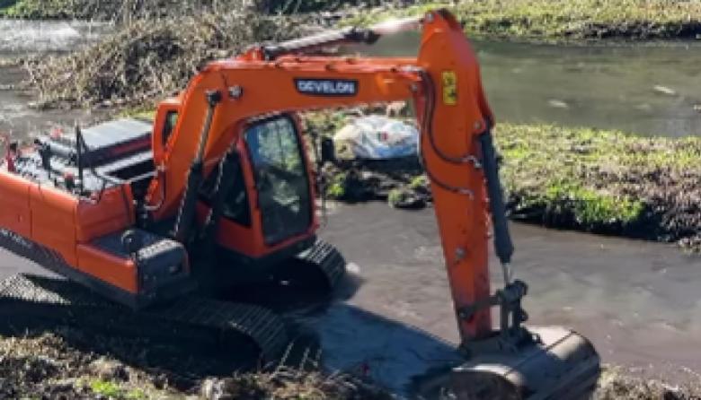 Hurlingham inició la limpieza del Arroyo Morón: retiraron basura, chatarra y vehículos hundidos