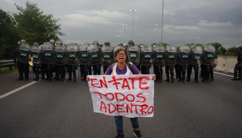 Trabajadores de Fate protestan en la Panamericana tras el cierre de la empresa