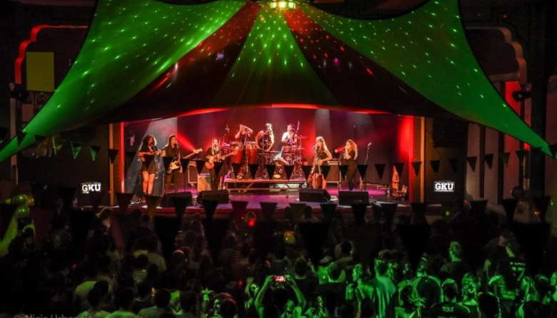 Damas Gratis, Los Pérez García y corsos: agenda cargada para el fin de semana en el oeste