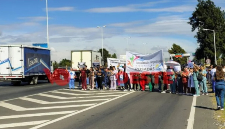 Residentes del Hospital Posadas realizaron un paro y cortaron un acceso de la Autopista del Oeste