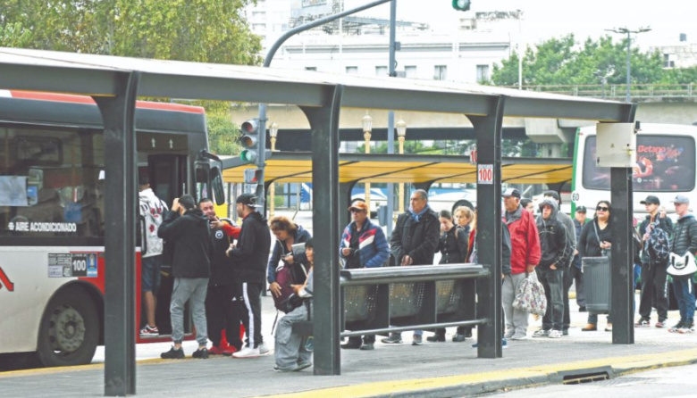 Pese al acuerdo con el Gobierno, los colectivos siguen con servicio reducido
