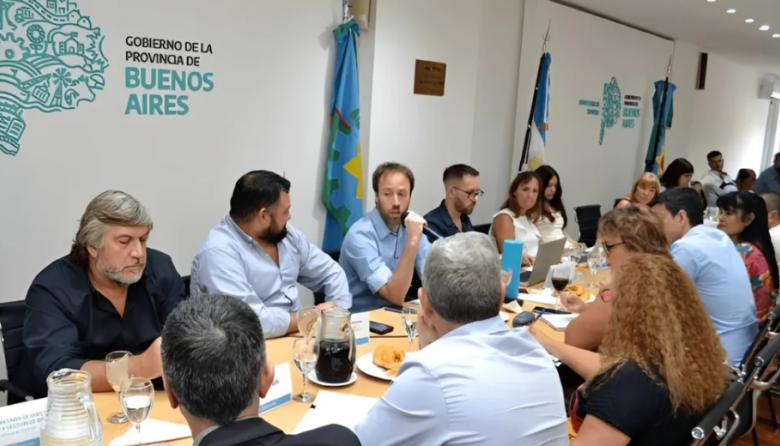 Provincia vuelve a negociar salarios con los estatales: el modelo de oferta que evalúan por la estrechez financiera