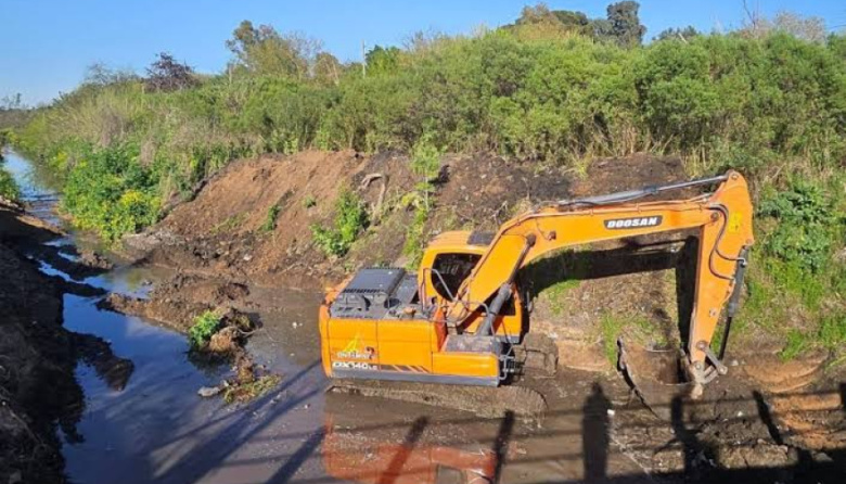 Topadoras en el Arroyo Soto: vecinos de Ituzaingó acusan al Municipio de dañar un humedal