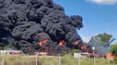 Impactante incendio en un depósito de neumáticos de Moreno