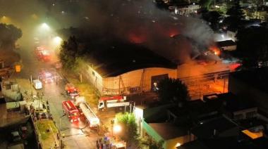 Voraz incendio destruyó un depósito en Morón