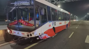 Choque de colectivo en General Paz: el conductor se cruzó de mano y terminó hospitalizado