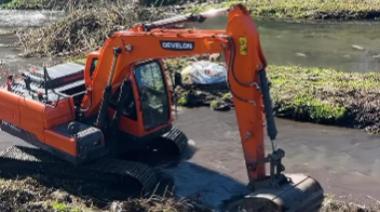 Hurlingham inició la limpieza del Arroyo Morón: retiraron basura, chatarra y vehículos hundidos