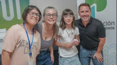 Pablo Descalzo encabezó la entrega de más de 300 lentes a niños de escuelas primarias de Ituzaingó