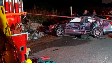 Atropellaron a una dotación de bomberos que trabajaba en un incendio: un muerto y tres heridos