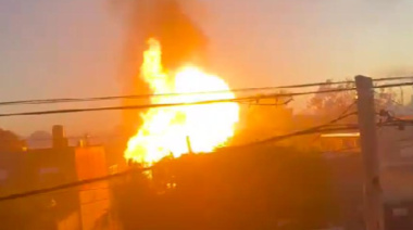 Incendio y explosiones en un depósito de garrafas en Merlo: hay heridos y evacuados
