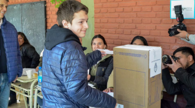 Jóvenes del conurbano: 75% ve peor la economía y LLA se derrumba 42 puntos