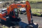 Hurlingham inició la limpieza del Arroyo Morón: retiraron basura, chatarra y vehículos hundidos