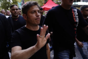 Kicillof sale a caminar y encabeza una columna contra le reforma laboral