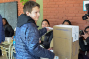 Jóvenes del conurbano: 75% ve peor la economía y LLA se derrumba 42 puntos
