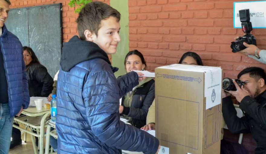 Jóvenes del conurbano: 75% ve peor la economía y LLA se derrumba 42 puntos