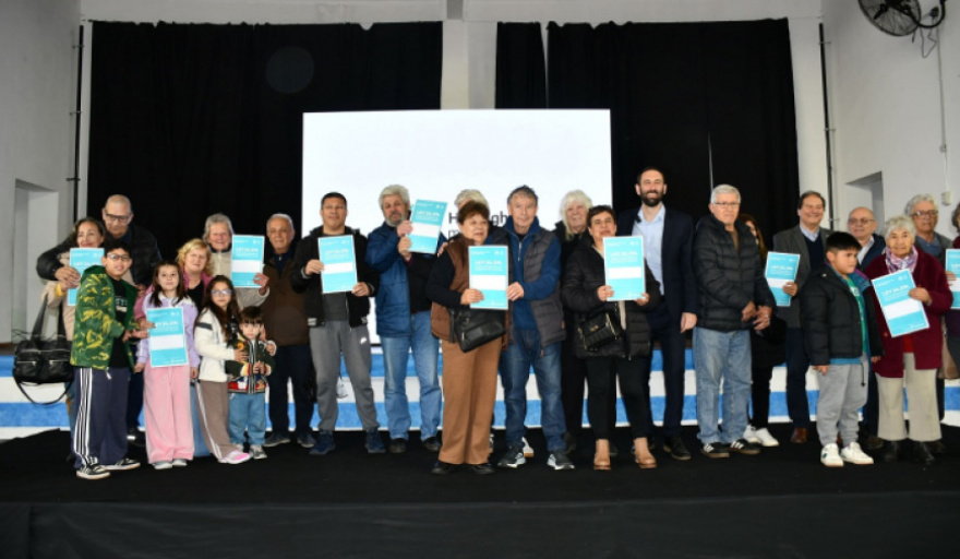 La Provincia entregó 284 escrituras en Hurlingham y 15 certificados de terrenos